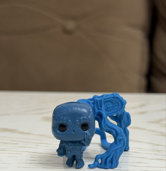 продается игрушка-подставка для телефона из киндера