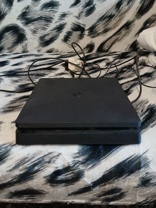 PS4 Slim în stare foarte bună