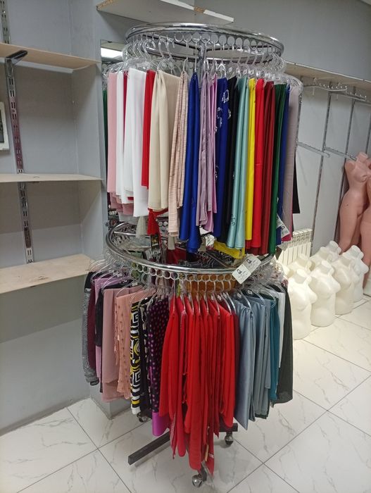 Kiyim kechak magazin uchun polkalar, vishelkalar va mebellar sotiladi