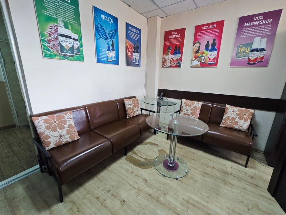 Офисный диван и журнальный столик