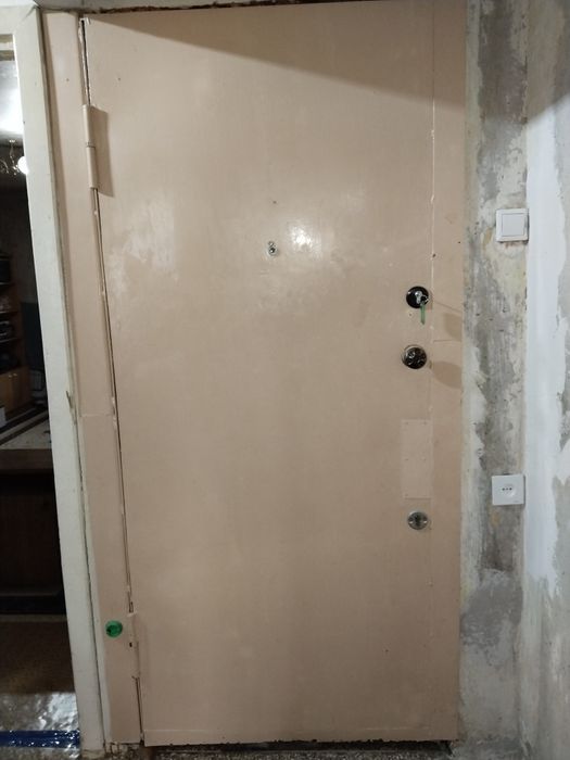 Продается железная дверь