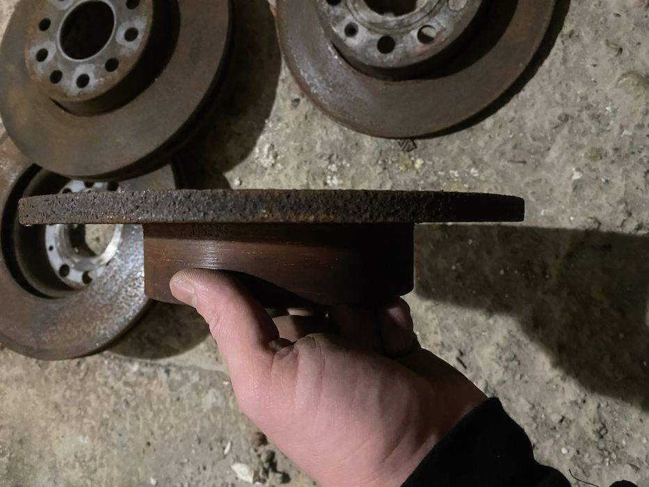 Продавам комплект  дискове и задни апарати за Фолксваген Туран 2004