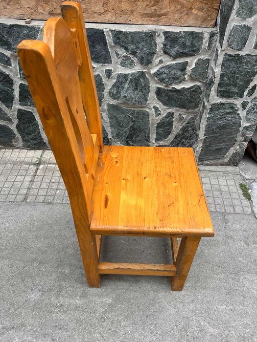 Продавам дървени столове