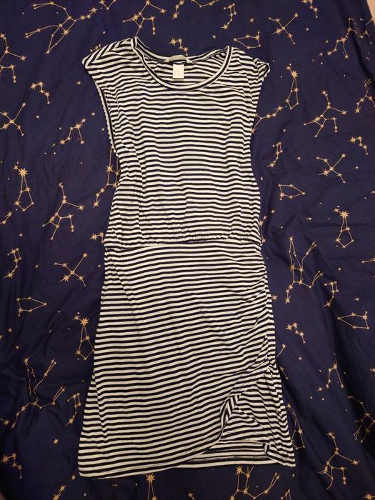 Rochie alaptare H&M, marimea XS, cu vascoza, stare foarte buna.