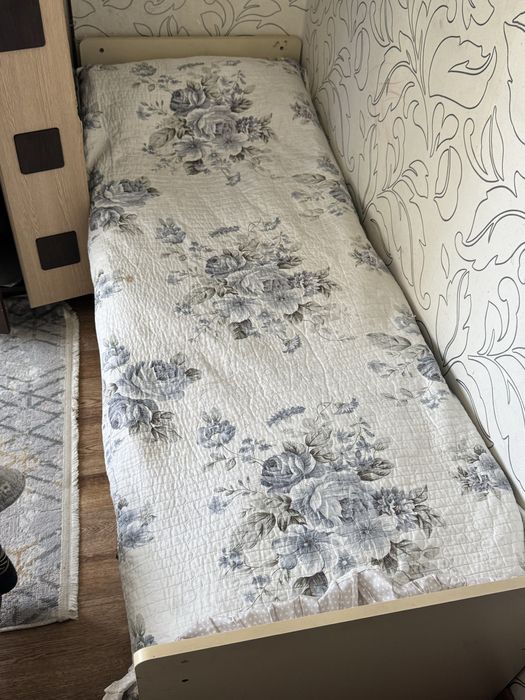 Продам детский кровать с тумбой