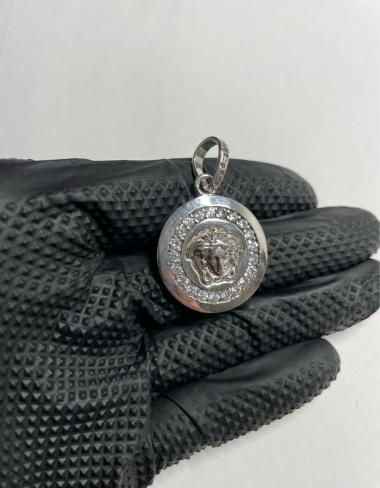 Сребърен медальон Versace подарък(без драскотини или наранявания)