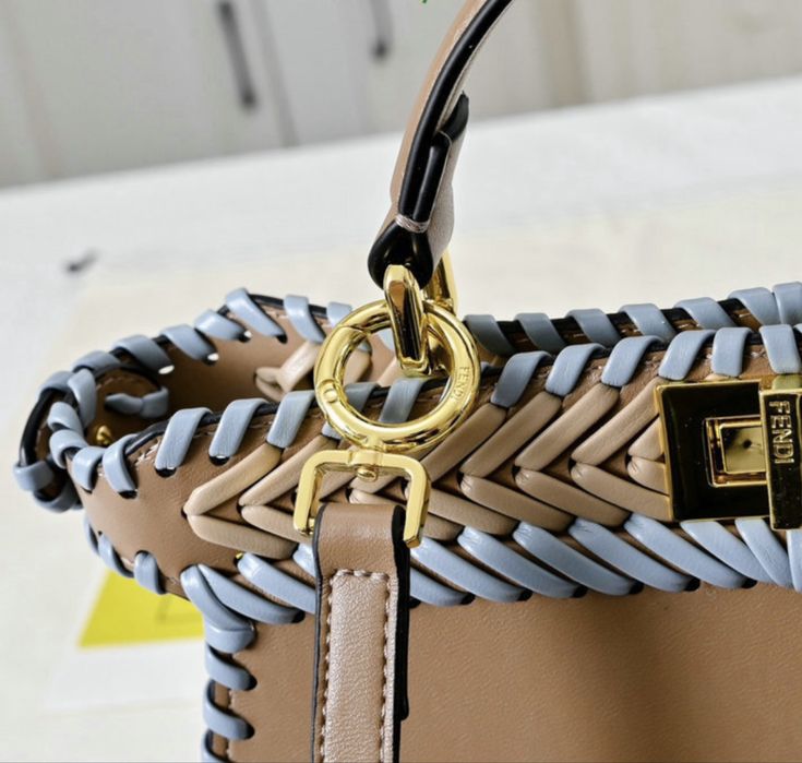 Чанта естествена кожа Fendi peekaboo