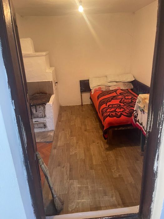 Casă locuibilă + 4.131 mp teren,județ Gorj, comuna Vladimir, sat Frasin.