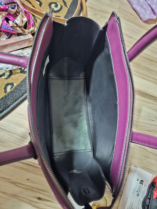 Geanta mov cu bareta