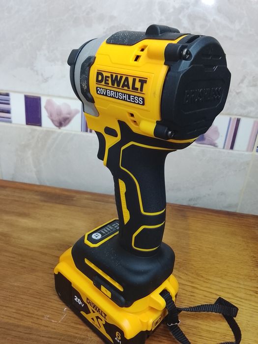 Șurubelniță de  inșurubat cu impact  DeWalt DCF922 cu o baterie de 6a