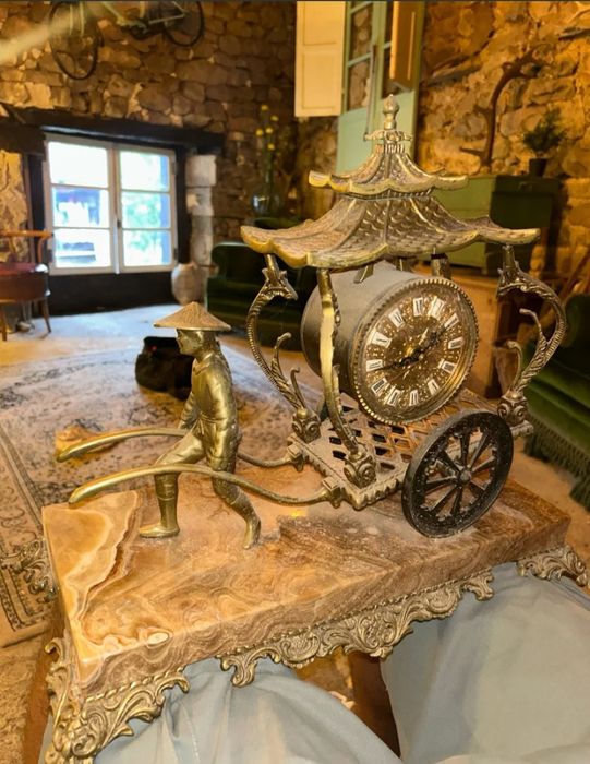 Ceas din bronz pe blat de marmura