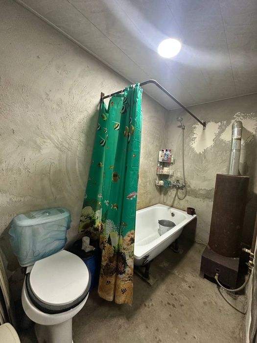 Uy sotiladi. buxoro viloyoti kogon shaharida joylashgan.