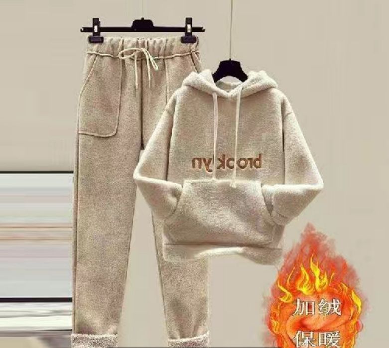 Женский спортивный костюм