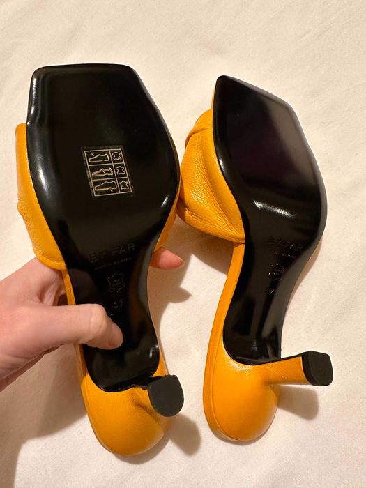 Ниски сандали на ток By Far - естествена кожа