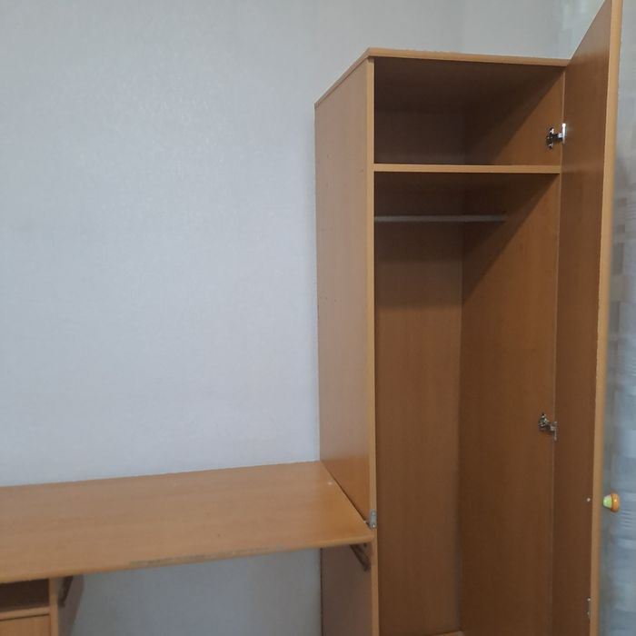 Стол для школьника, плательным шкафом