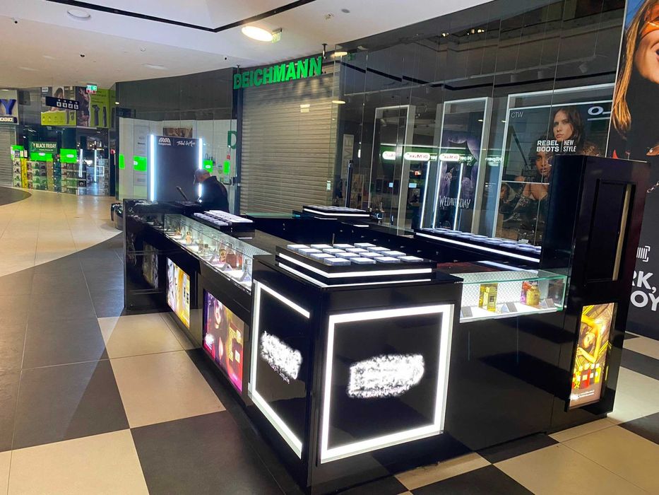 Vând 2 Insule Comerciale Premium (2.5x3.5m și 2.5x3m cu Ecran Vertical), ideal Parfumuri / Cosmetice