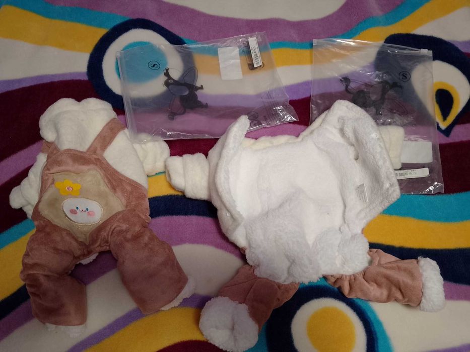 Vand hainute de catelusa talie mica marimea S tot ce se vede la 45 lei