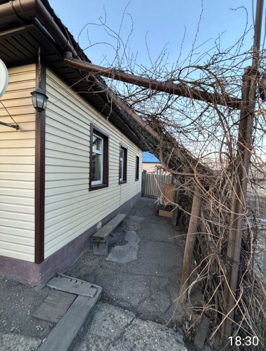 Два дома на одной ограде