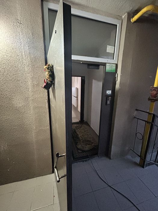 Продается входная дверь в подъезд 2 шт