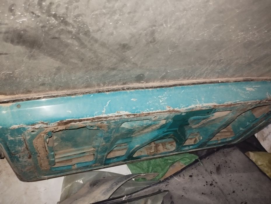 Damasnig orqa kapoti