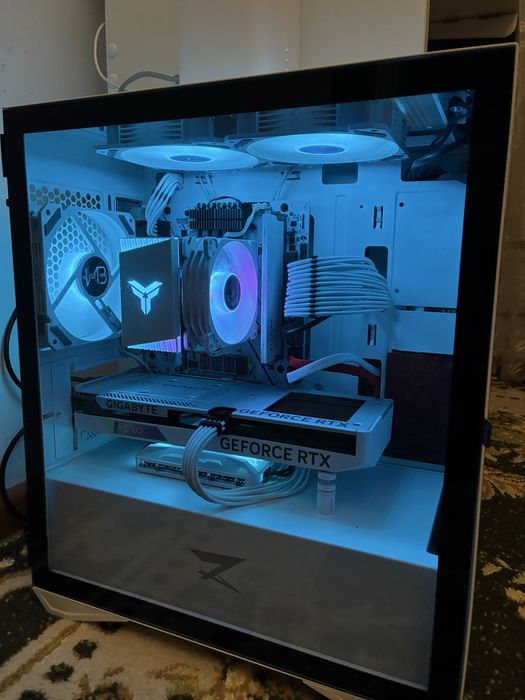 Компьютер в белой сборке