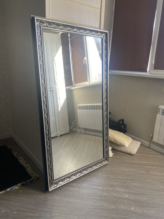 Зеркало с декоративной рамой