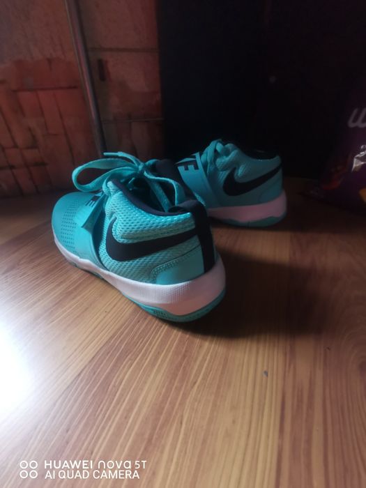 Adidași Nike team hustle d8.