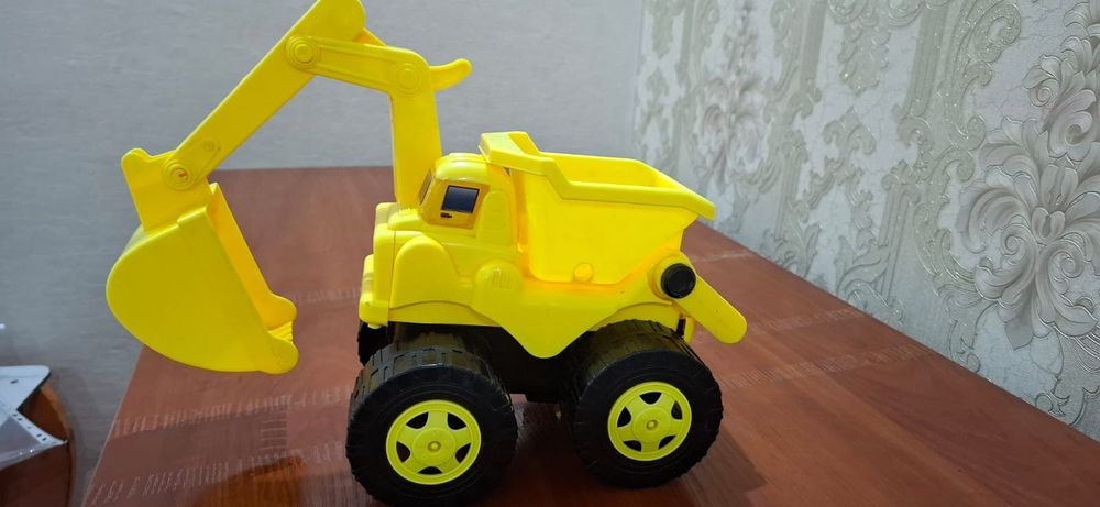 Фирменная игрушка эксковатор
