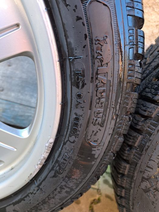 Vand 4 cauciucuri de iarnă