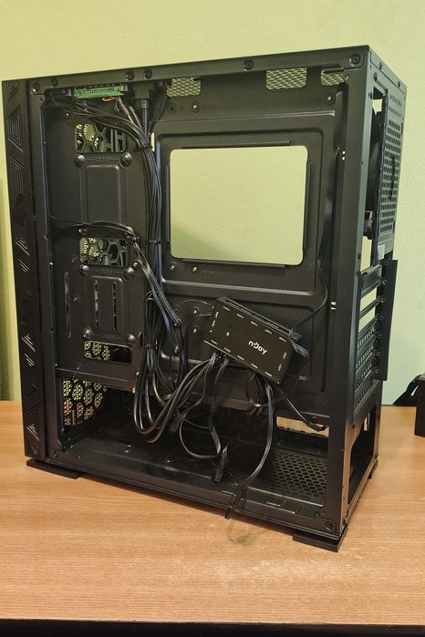 Carcasă ATX cu 3 ventilatoare ARGB