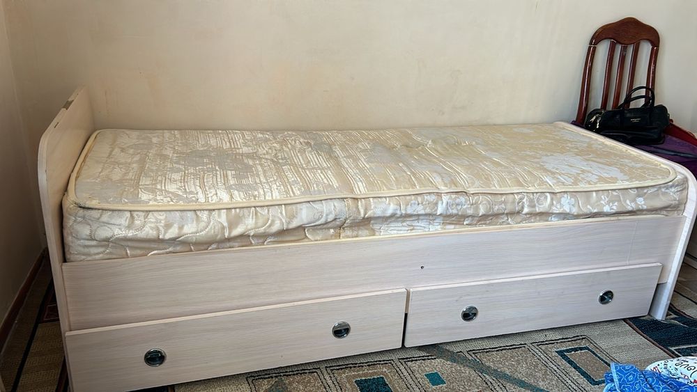 Шифоньер, шкаф, диван, кровать, столы, стулья