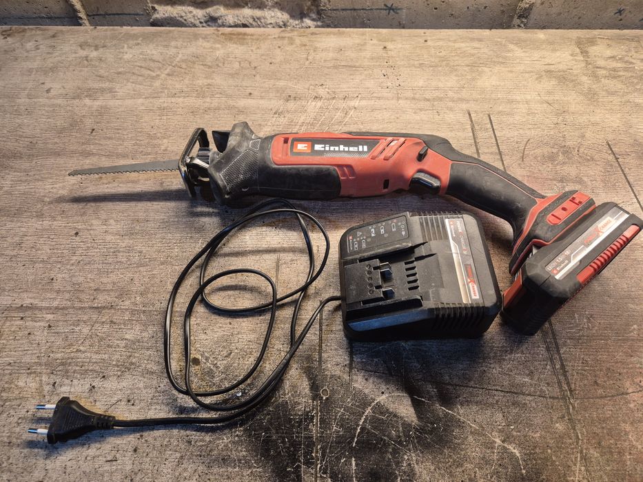 Fierastrau sabie Einhell pe acumulator,  cu acumulator si incarcator