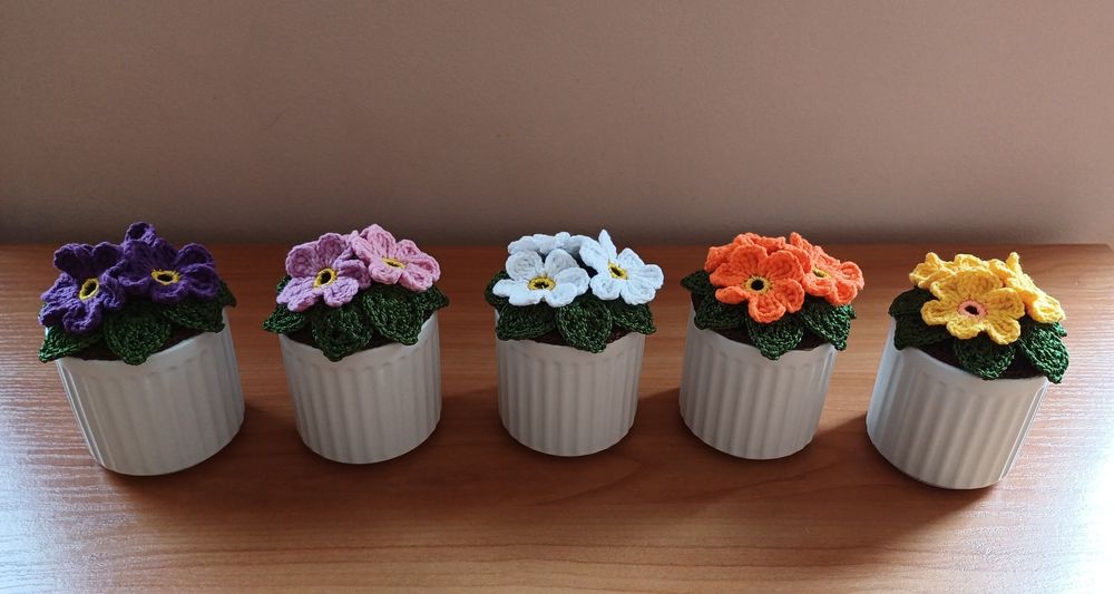 Плетени теменужки в бели кашпи