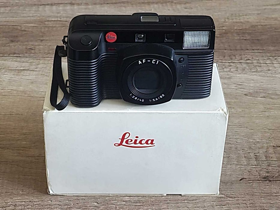 Aparate foto pe film Leica AF-C1 si Skina Mega 200