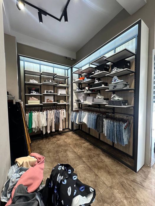 Готовые стелажи по современному дизайну для магазина одежды