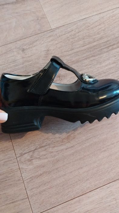 Продам детскую школьную обувь