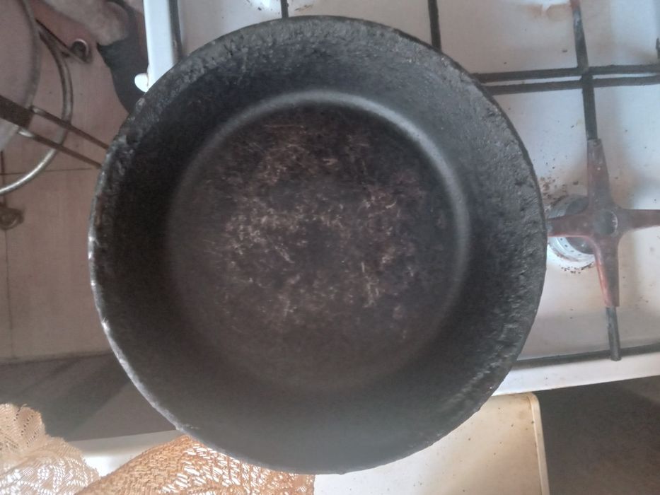 Продам сковороду с крышкой