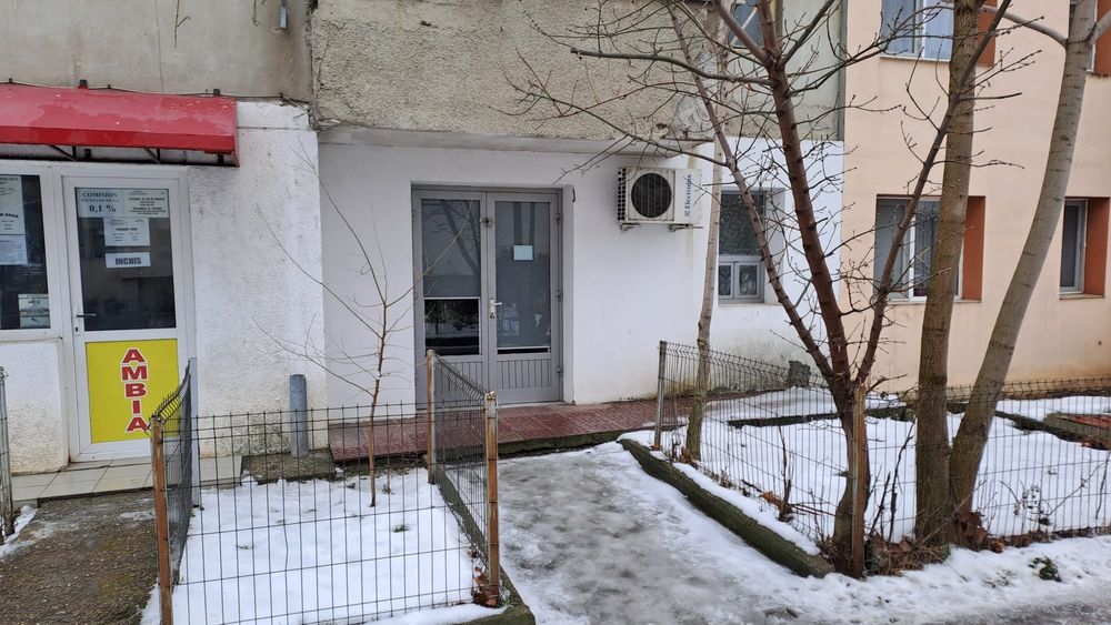 Închiriez spatiu comercial.