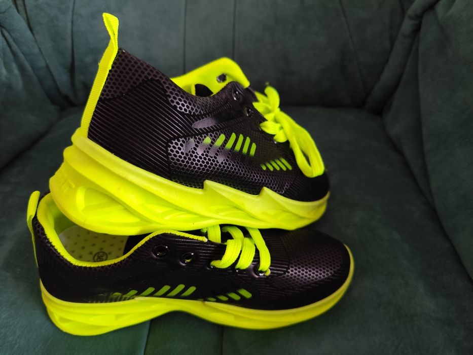 Vând pantofi unisex