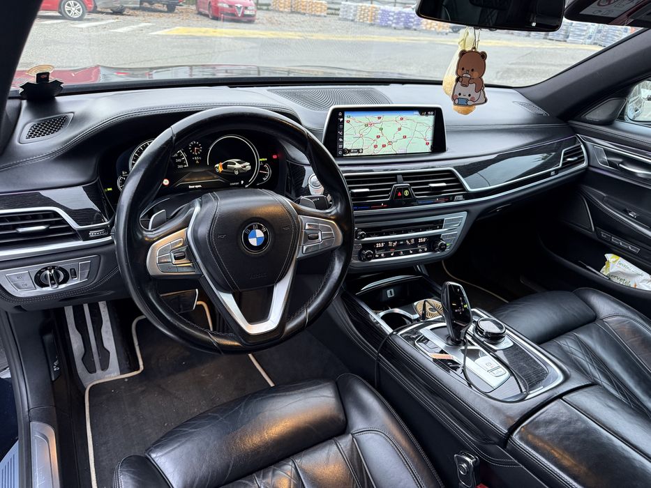 Vand Bmw seria 7/ G11-3.0 D. 2015-usor avariat bara fata