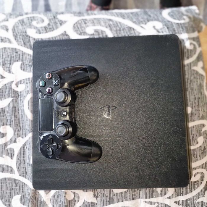 Продавам PLAY STATION  4