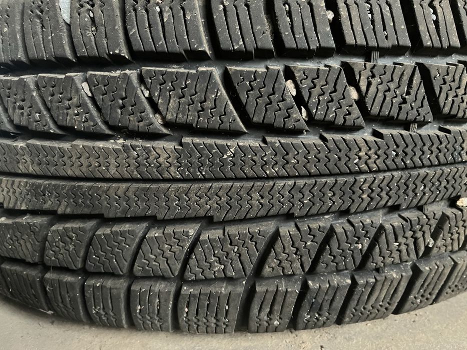 Продам шины зимние 70000 тг