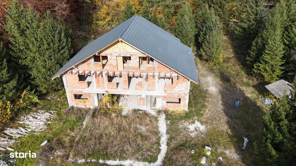 Pensiune 16 camere, teren 7000mp, Valea Avrigului
