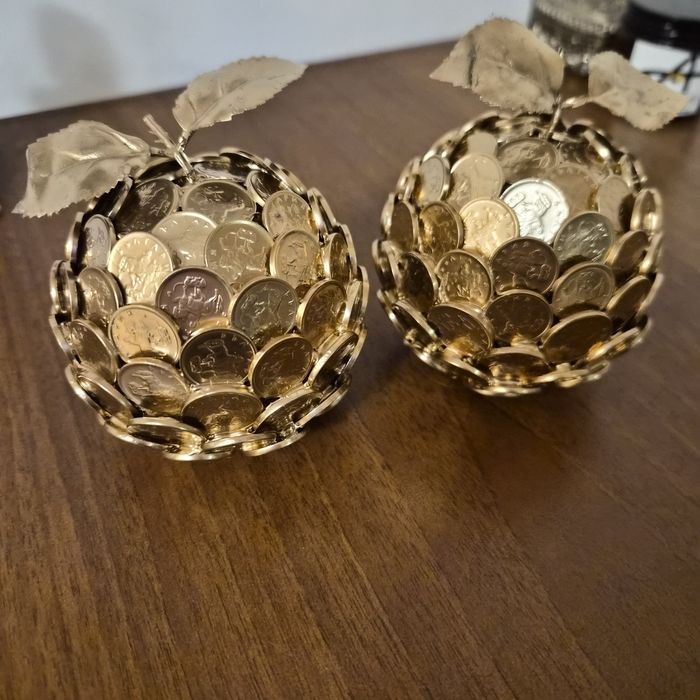 Златна ябълка от стотинки