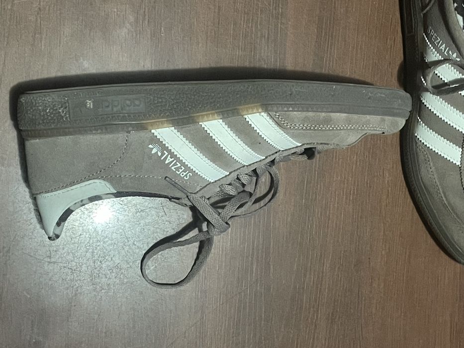 Se vinde adidașii aceștia