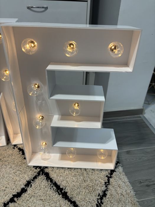 Продавам светещи букви с батерии