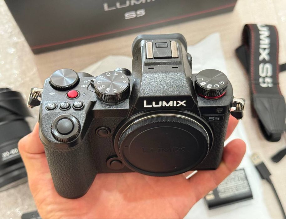 Lumix s5 kit.