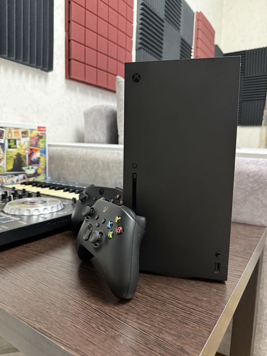 Xbox Series X 1tb + 2 геймпада