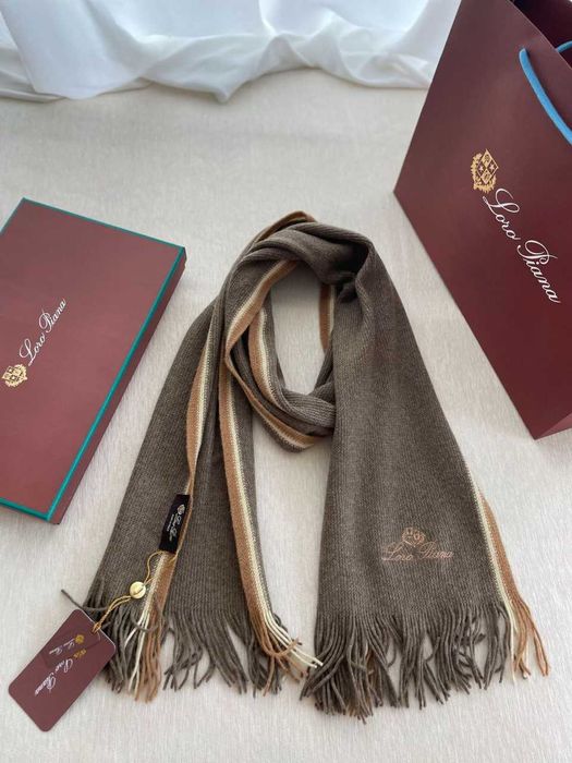 Шарф от бренда Loro piana