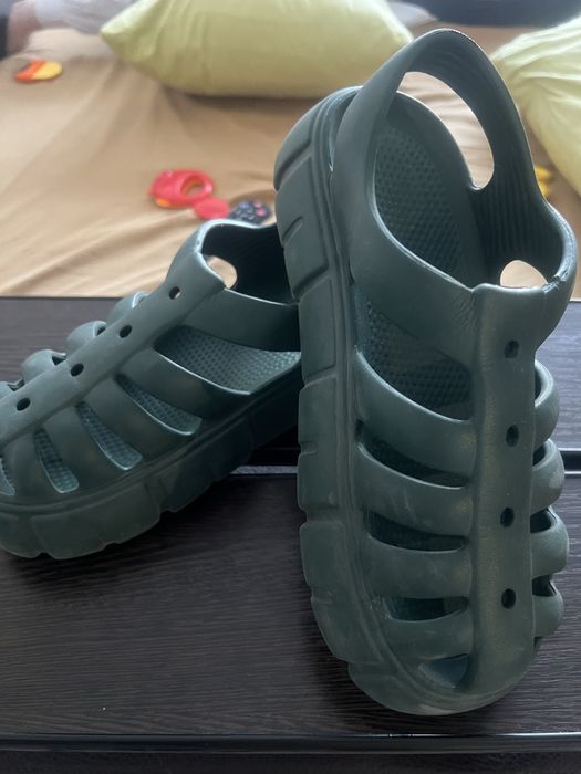 Отдам  бесплатно обувь